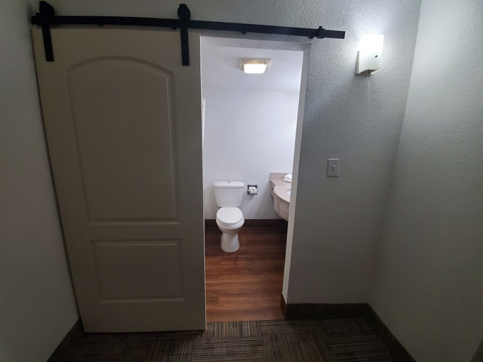 Bathroom, Royal Inn, Marion