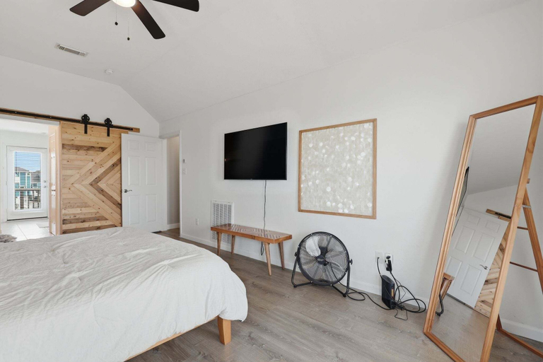 Room 3, Serene Coastal Escape With Gulf Views 3 Bedroom Home, Galveston