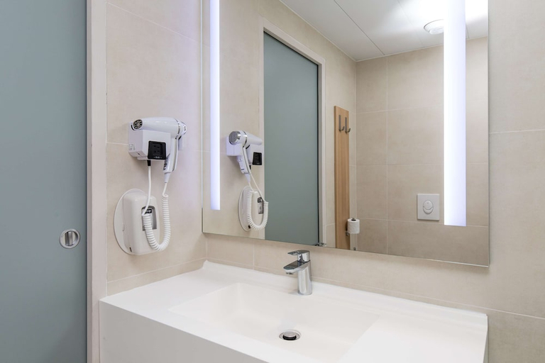 Bathroom 4, Kyriad Direct METZ NORD - Woippy, Moselle