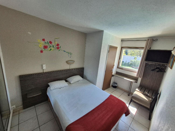 Bedroom 2, Hotel Le Floreal, Aude