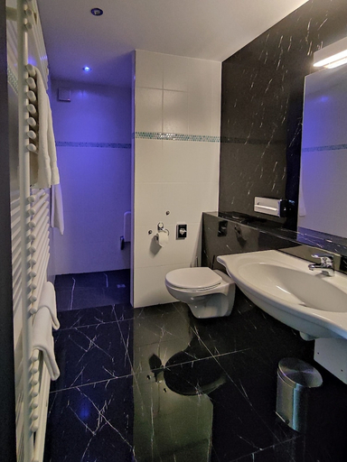 Bathroom 5, Belmont Classic, Bonn