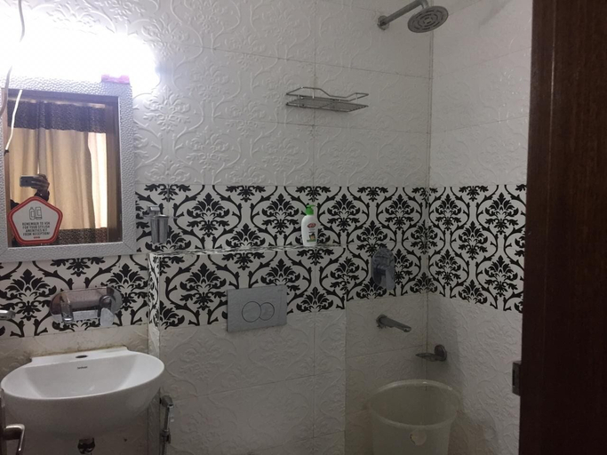 Bathroom, The Prince Inn, Gurgaon
