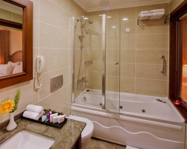 Bathroom 3, GLK PREMIER The Home Suites & Spa, Fatih