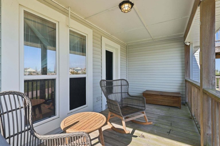 Terrace/patio 2, Serene Coastal Escape With Gulf Views 3 Bedroom Home, Galveston
