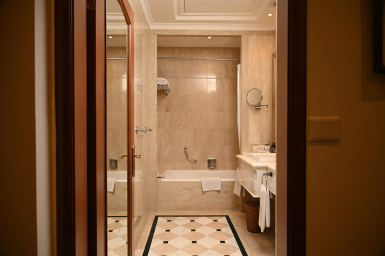 Bathroom 4, The Imperial New Delhi, Delhi