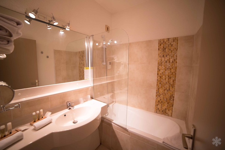 Bathroom 4, Best Western Le Clos de l'Aube Rouge, Hérault