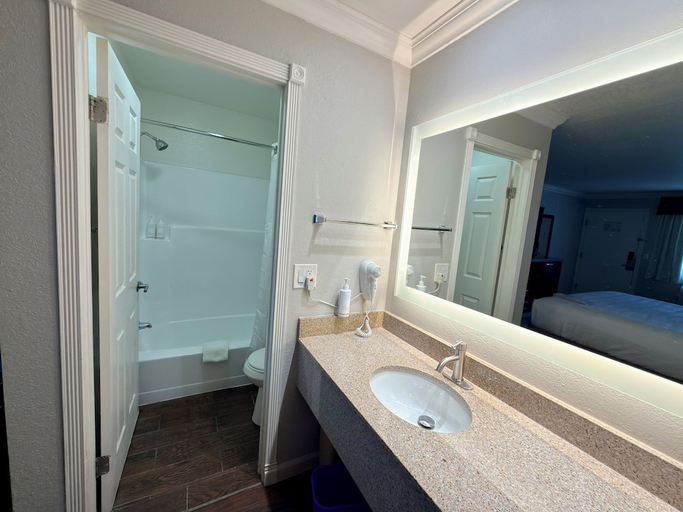Bathroom 4, Super 8 By Wyndham Ukiah, Mendocino
