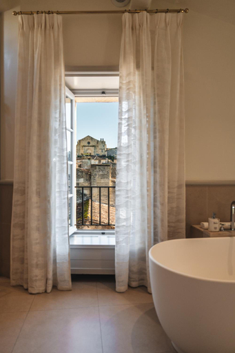 Bathroom 3, Hotel de Pavie, Gironde