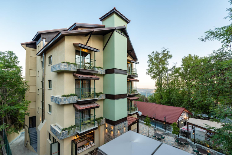 Exterior & Views