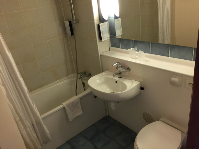 Bathroom 4, Campanile Maubeuge, Nord