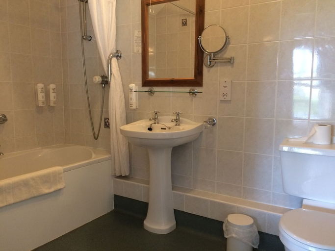 Bathroom 4, Beggars Reach Hotel, Pembrokeshire
