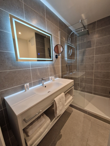 Bathroom 5, Miranove, Hérault