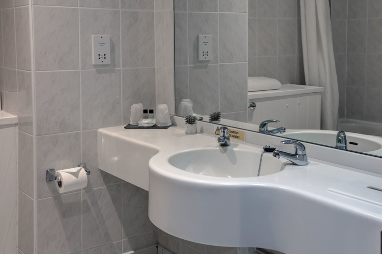 Bathroom 3, The Hillcrest Hotel, Halton