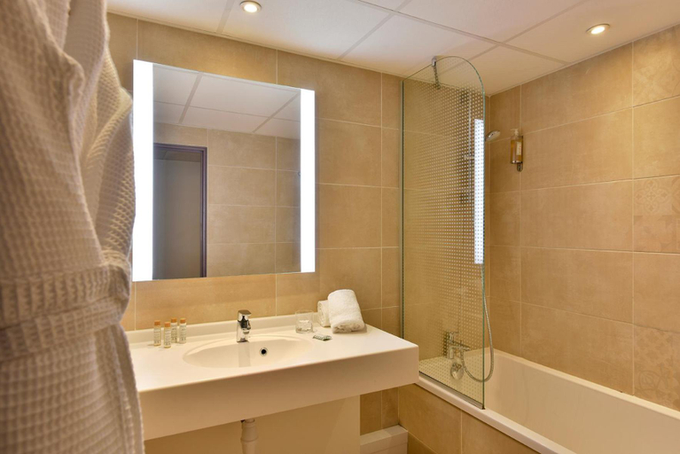 Bathroom 5, Arles Plaza, Bouches-du-Rhône