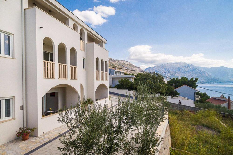 Entrance 5, Apartments White house, Omiš