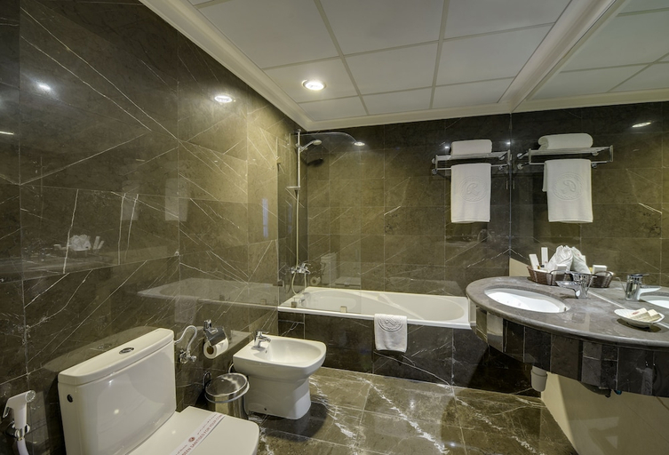 Bathroom 5, Monroe Hotel & Suites, Manama