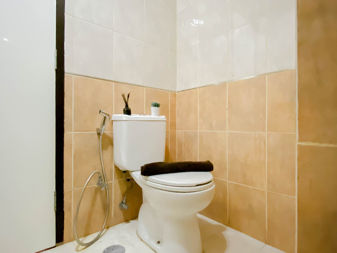 Bathroom 2, 2 Pax Serene Studio at Tamansari Sudirman Apartment By Travelio, Jakarta Selatan