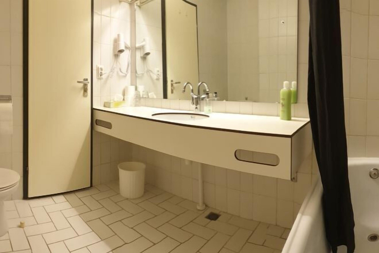 Bathroom 4, City Hotel Winschoten, Winschoten