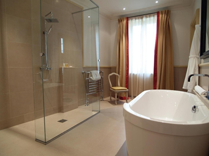 Bathroom 5, Hotel de Pavie, Gironde