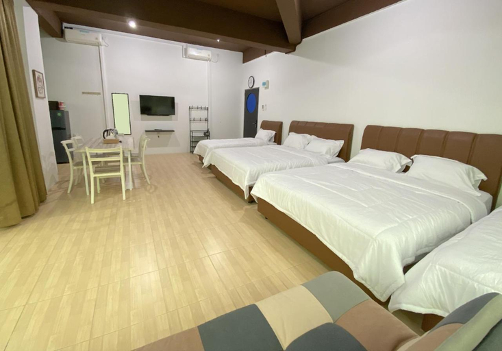 Bedroom 2, CN Homestay C2 Floor 3 at Nagoya Hill Mall, Batam
