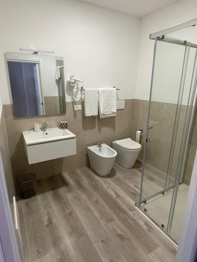 Bathroom 5, Hotel Principe, Udine