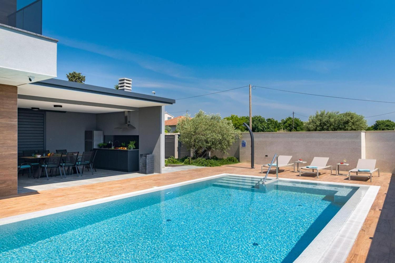 Sport & Beauty 2, Villa Bellatrix in Fazana with beach front and sea view, Fažana