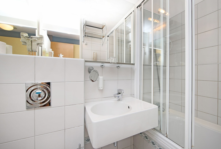 Bathroom 3, Hotel Kongo, Grosuplje