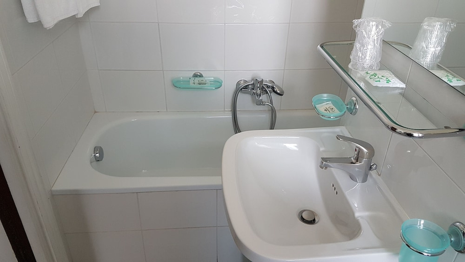 Bathroom 4, Grande Albergo Abruzzo, Chieti