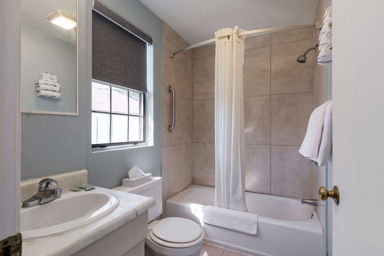 Bathroom 4, Knights Inn North Attleboro, Bristol