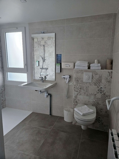 Bathroom 3, Kyriad Niort, Deux-Sèvres