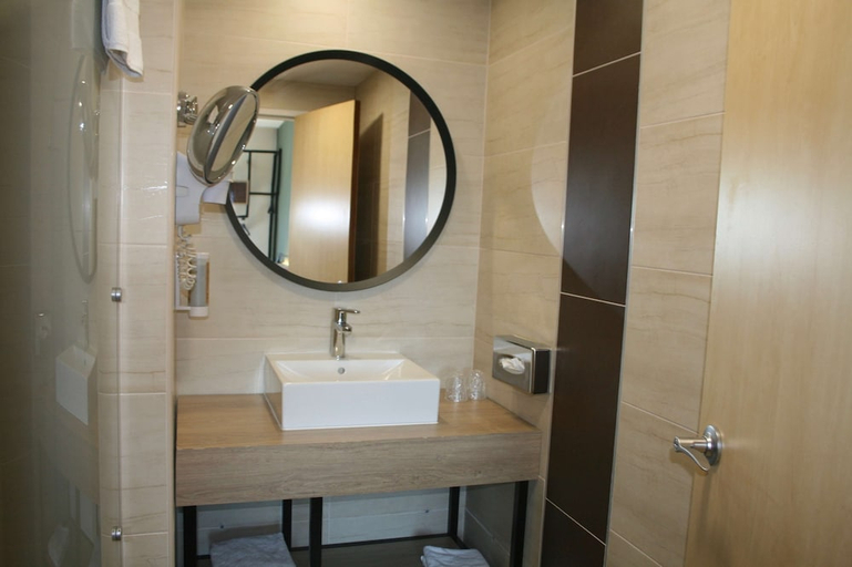 Bathroom 4, KYRIAD PRESTIGE MONTPELLIER OUEST - CROIX D'ARGENT, Hérault