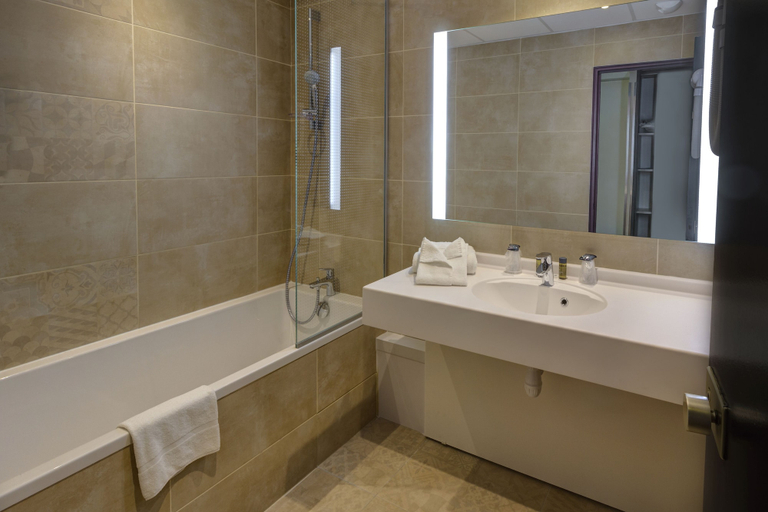 Bathroom 5, Arles Plaza, Bouches-du-Rhône