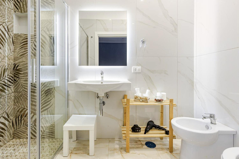 Bathroom 2, Central - Golden House, Napoli