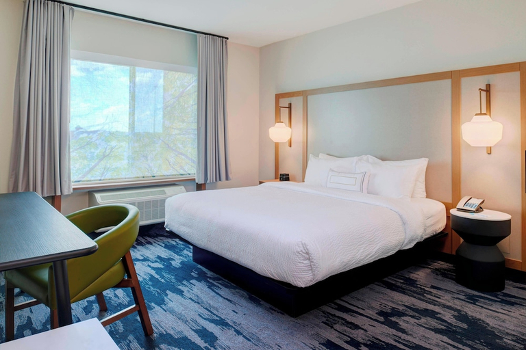 Bedroom 2, Fairfield Inn & Suites by Marriott Columbus, IN, Bartholomew