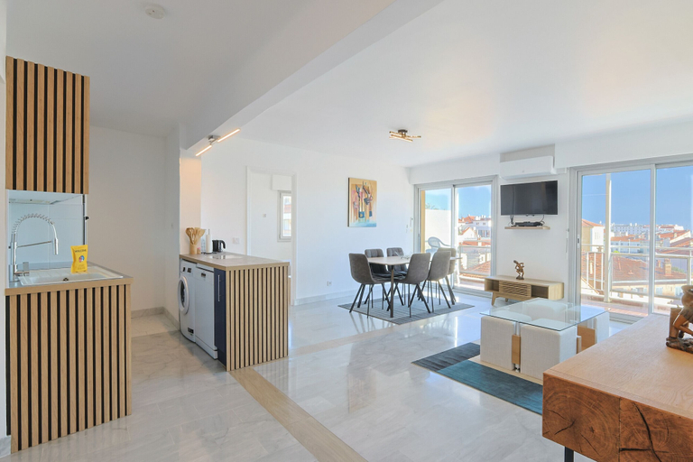 Room 5, 222 - L Azur in Cannes, Alpes-Maritimes