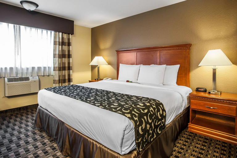 Bedroom 4, Clarion Inn Renton - Seattle, King