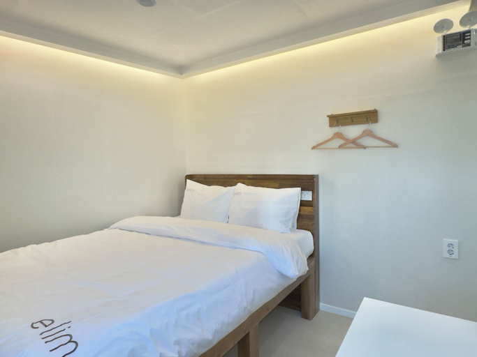 Room 2, elim hostel, Jung