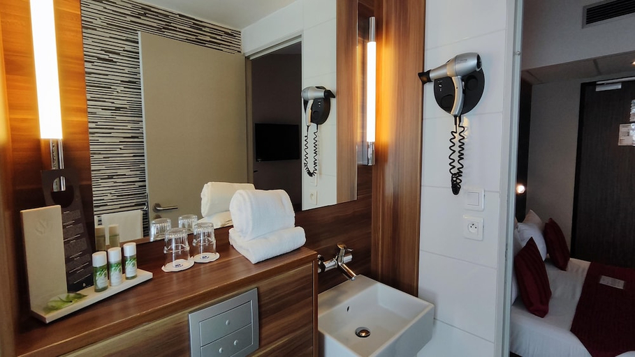 Bathroom 4, Tulip Inn Sainte Clotilde La Reunion, Saint-Denis