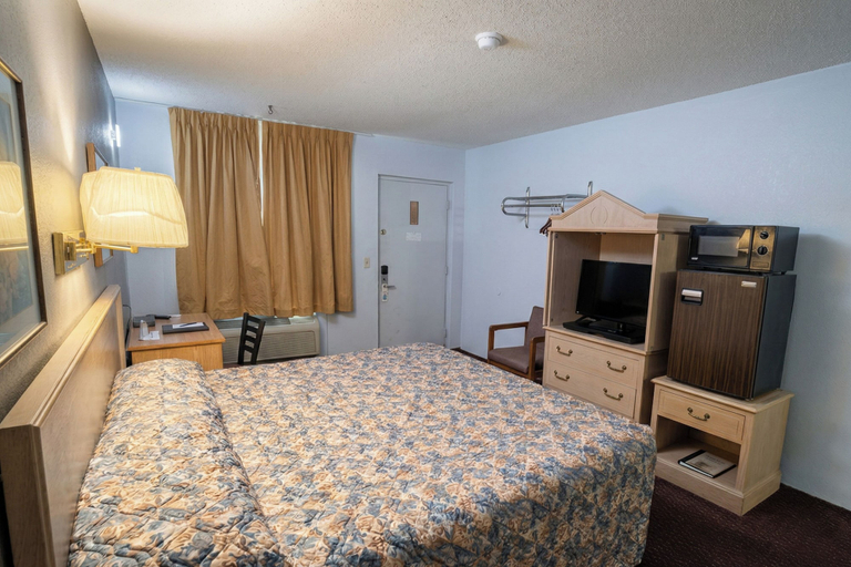 Room 5, Lake Erie Lodge Oregon OH, Lucas