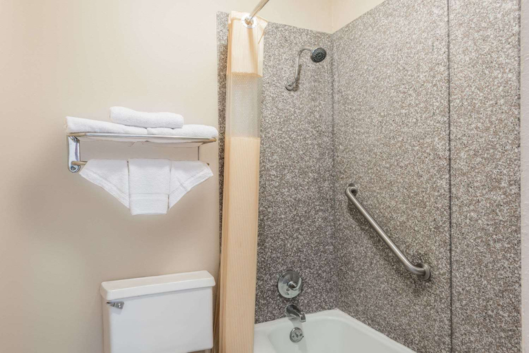 Bathroom 4, Knights Inn Greenville, TX, Hunt