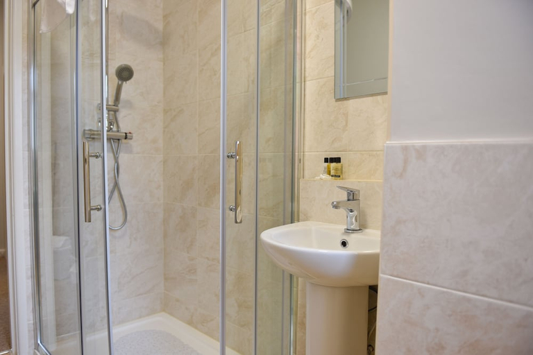 Bathroom 5, The Riviera Hotel & Holiday Apartments, Poole