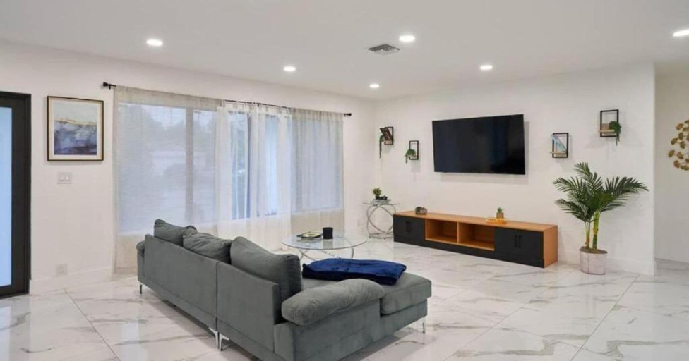 Living room 5, Peaceful Villa by Glam Homes, Broward