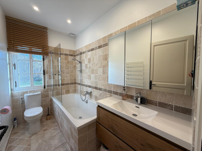 Bathroom 4, Le Chirol, Dordogne