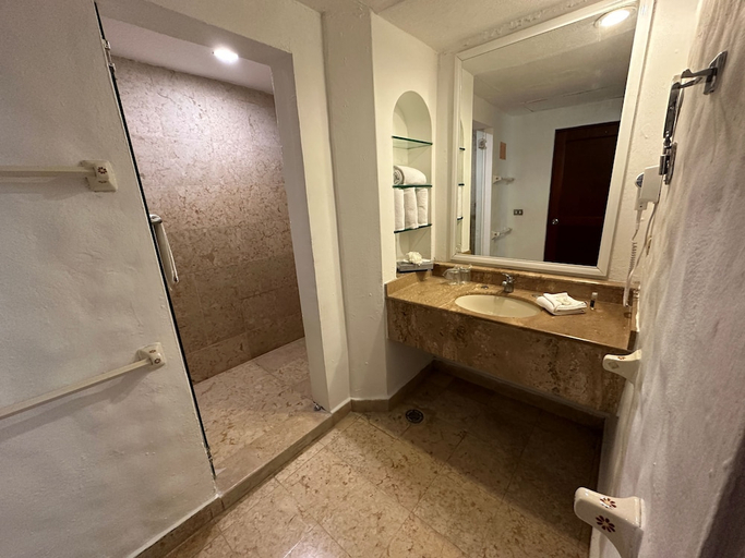 Bathroom 5, Quijote Inn, Mazatlán