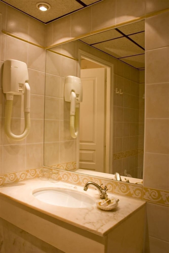 Bathroom 4, Hotel des 4 Soeurs, Gironde