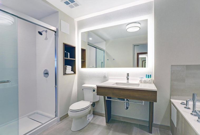 Bathroom 5, Holiday Inn Express WHITBY OSHAWA, Durham