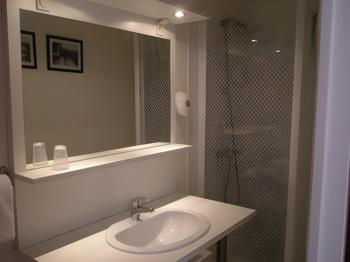 Bathroom 2, Hotel Wilson Square, Haute-Garonne