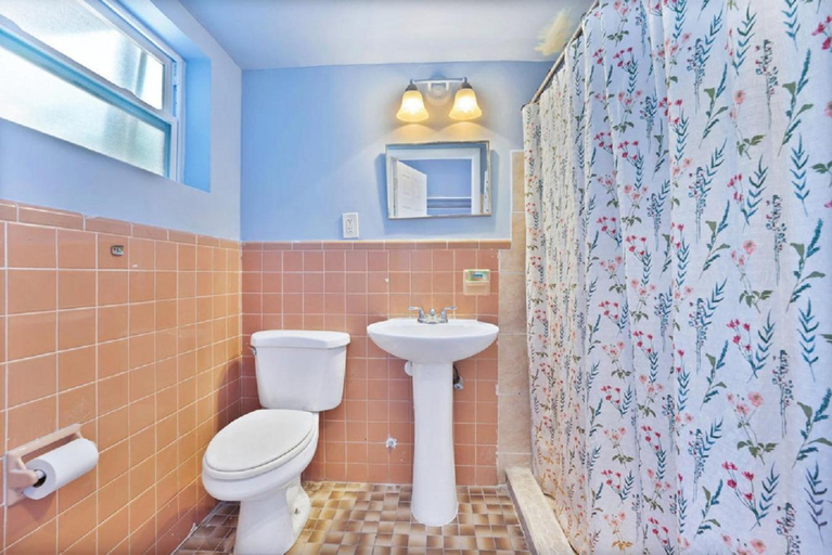 Bathroom 2, Sky Islands Hotel, Broward