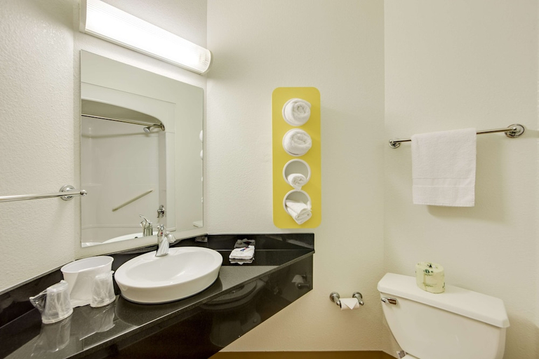 Bathroom 3, Motel6 Brampton, ON - Toronto, Peel