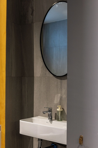 Room 5, Q Space Sathorn - Narathiwas 18, Yannawa